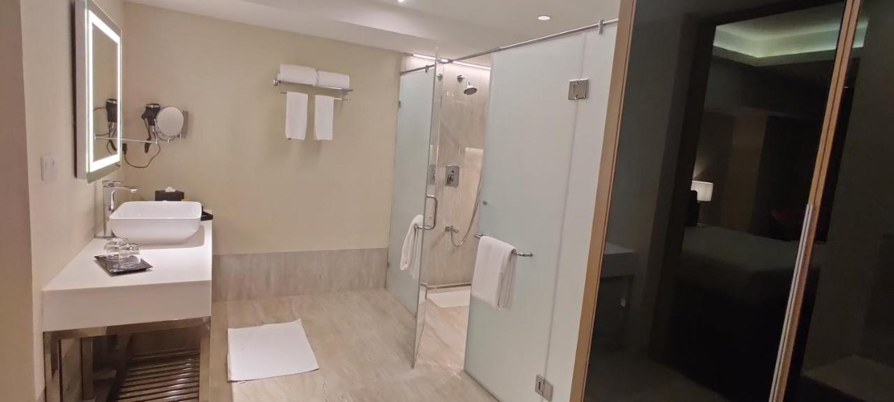 O By Tamara, Trivandrum Thiruvananthapuram Bagian luar foto A shower with a sliding door