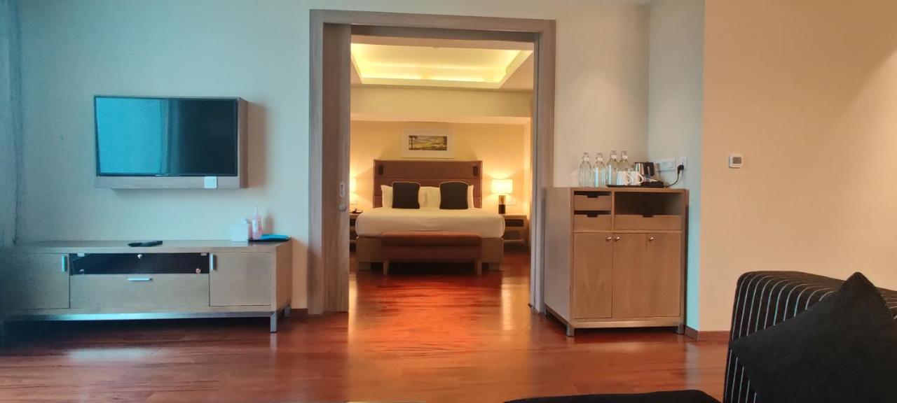 O By Tamara, Trivandrum Thiruvananthapuram Bagian luar foto A suite at the hotel