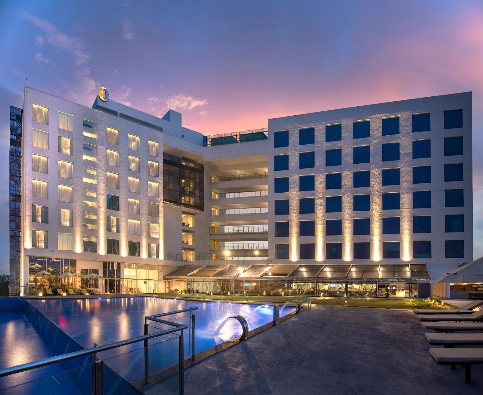 O By Tamara, Trivandrum Thiruvananthapuram Bagian luar foto The hotel at night