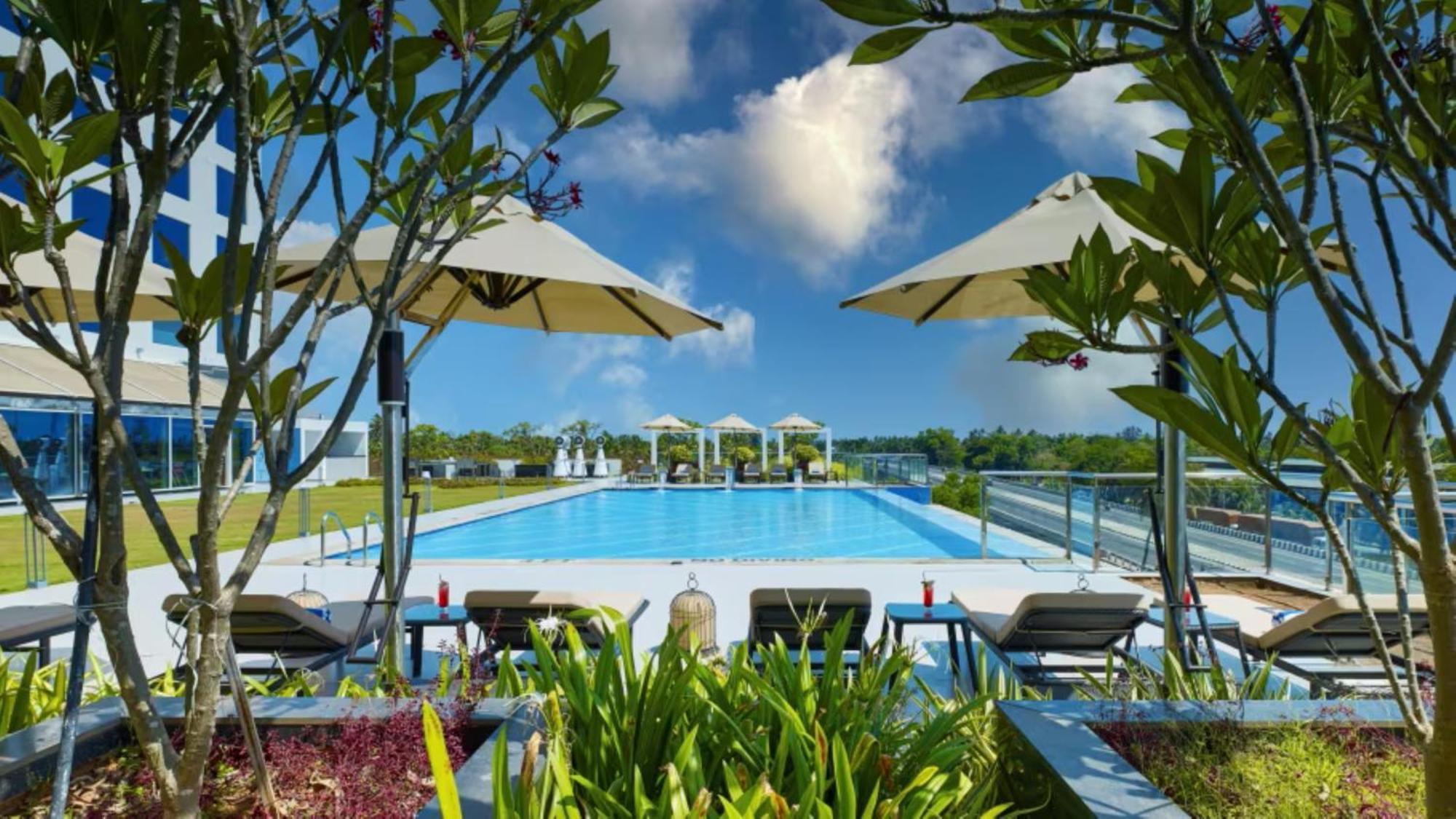 O By Tamara, Trivandrum Thiruvananthapuram Bagian luar foto The swimming pool at the resort