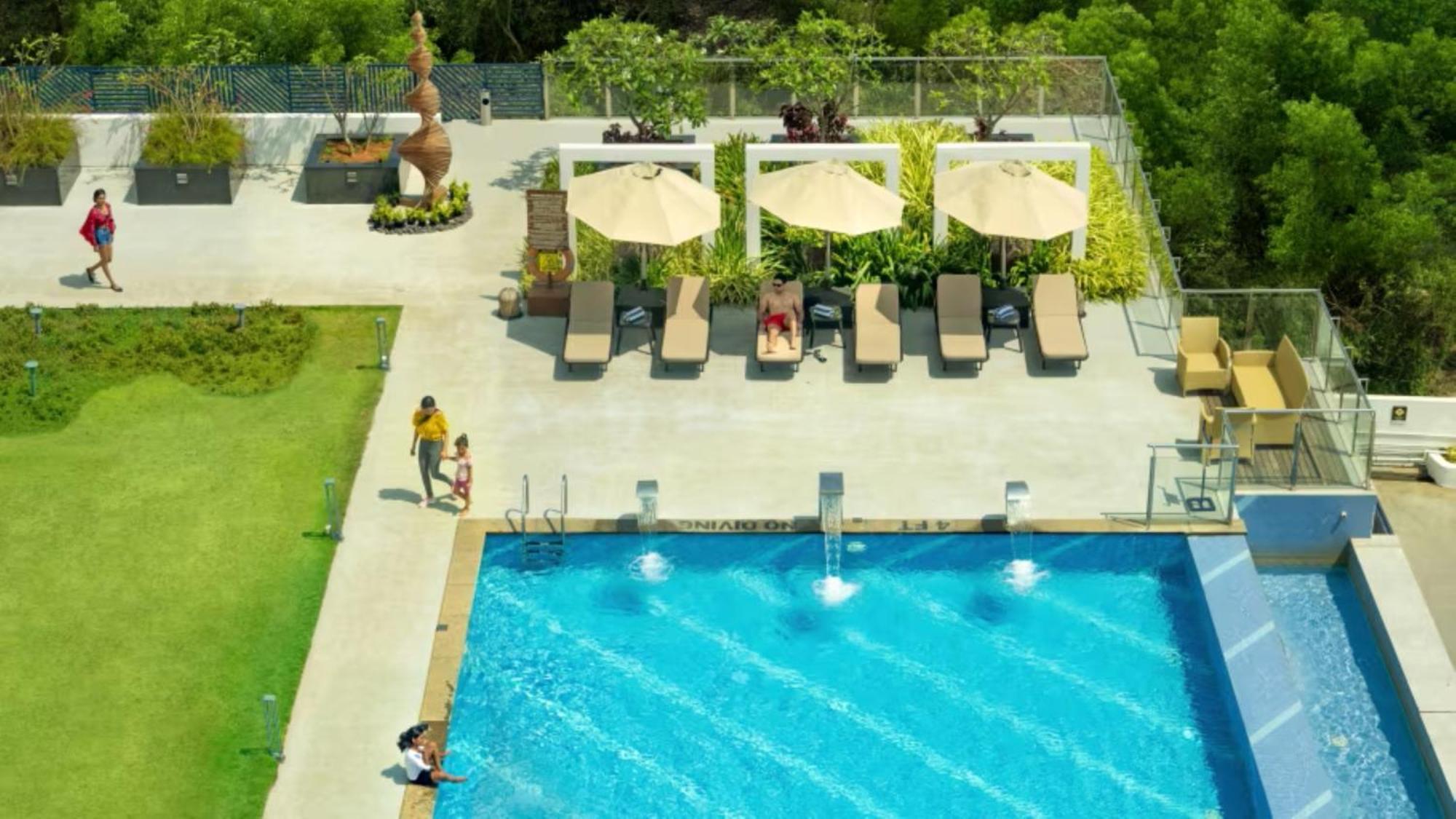 O By Tamara, Trivandrum Thiruvananthapuram Bagian luar foto The swimming pool at the hotel