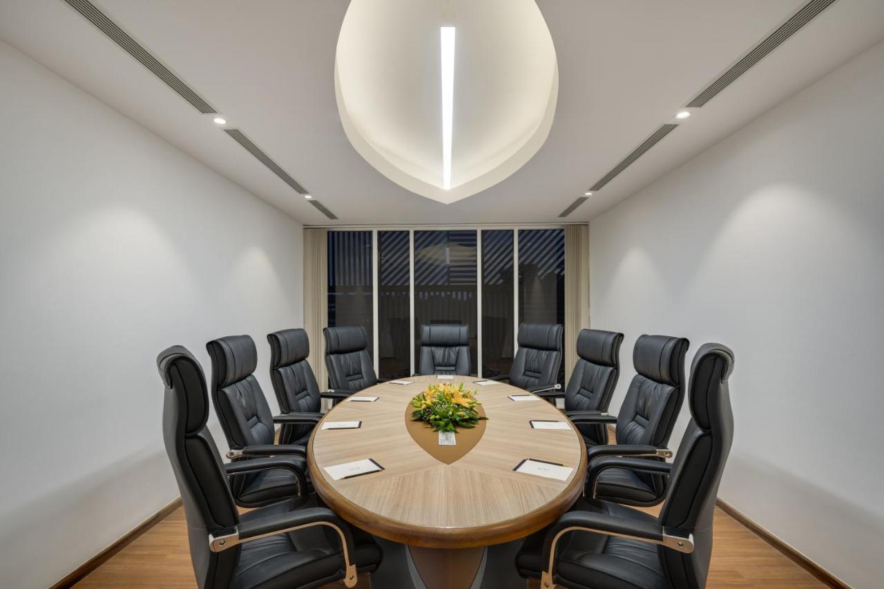 O By Tamara, Trivandrum Thiruvananthapuram Bagian luar foto Boardroom at the headquarters of the National Stock Exchange of India