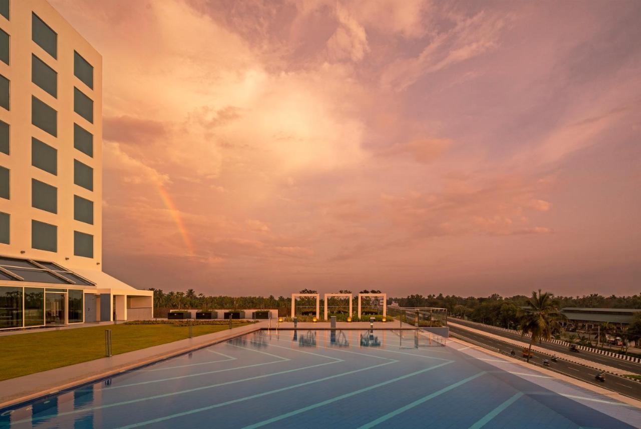 O By Tamara, Trivandrum Thiruvananthapuram Bagian luar foto The pool at the Infosys Mysuru campus